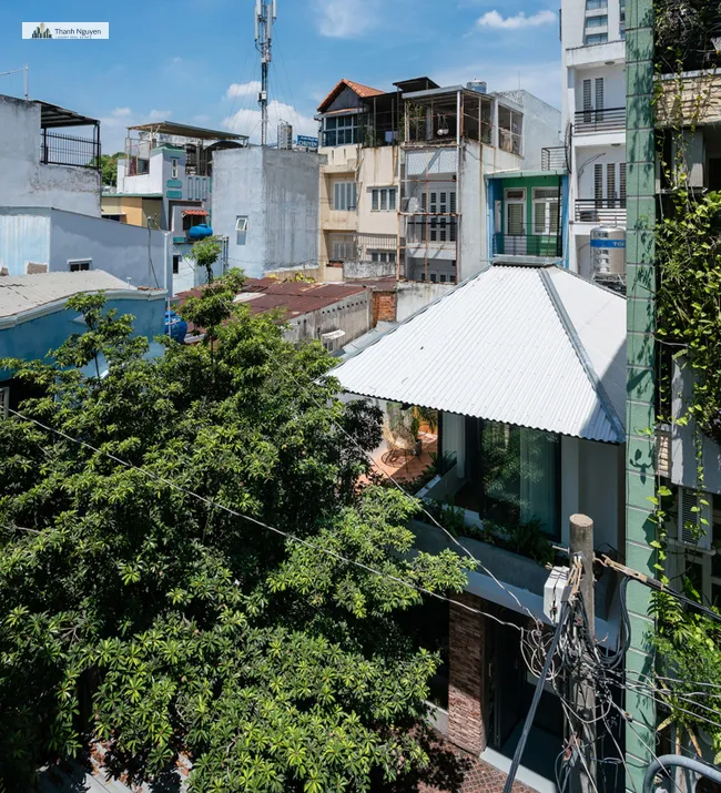 Biệt thự sân vườn từ nhà cấp 4 ở Sài Gòn 2 Căn nhà nằm trong một con hẻm nhỏ khá khuất ở quận Phú Nhuận, Thành phố Hồ Chí Minh.