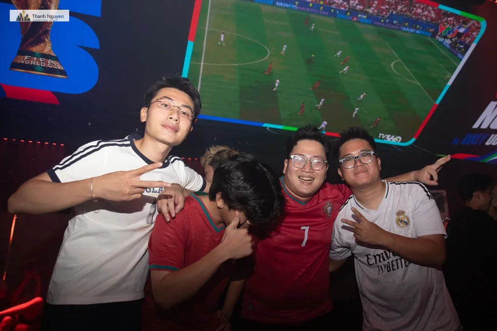Quang Minh, 28 tuổi (thứ hai từ phải qua), cùng bạn bè xem bóng đá tại một quán bar ở Hà Nội, ngày 25/6. Ảnh: Nga Thanh