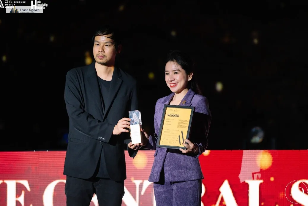 Đại diện Masterise Homes nhận giải thưởng Ý tưởng Kiến trúc tốt nhất châu Á 2026. Ảnh: AADA