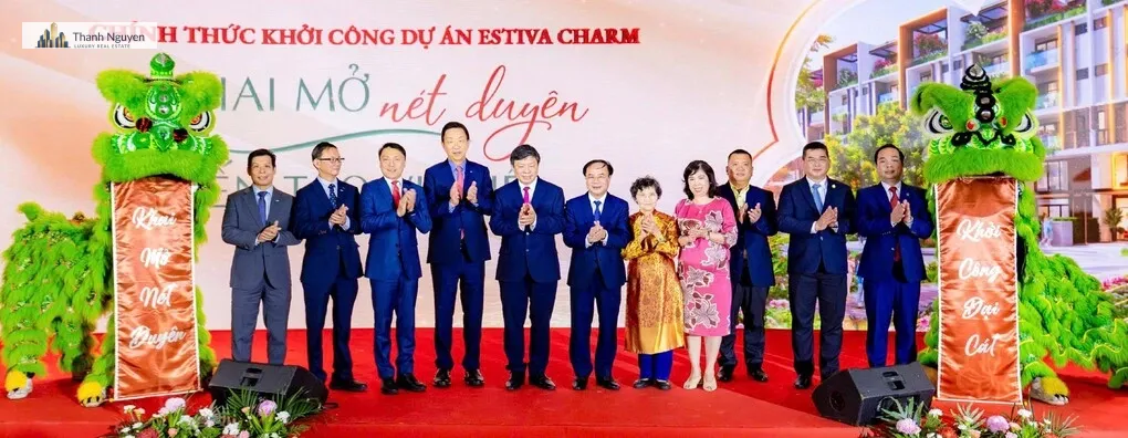 Thứ trưởng Bộ Xây dựng Nguyễn Văn Sinh (thứ 6 từ trái qua) cùng các đại biểu thực hiện nghi thức khởi công dự án Estiva Charm. Ảnh: Keppel