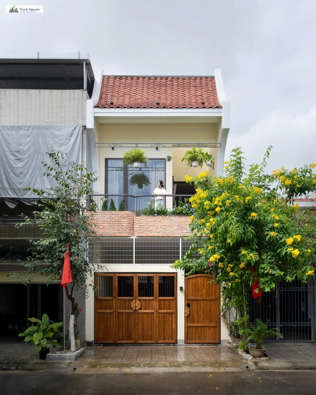 Nhà Phố 100m2 Đà Nẵng: Mái Ngói Cong, Gạch Thô Gìn Giữ Hồn Việt 2 body 1783299730 0