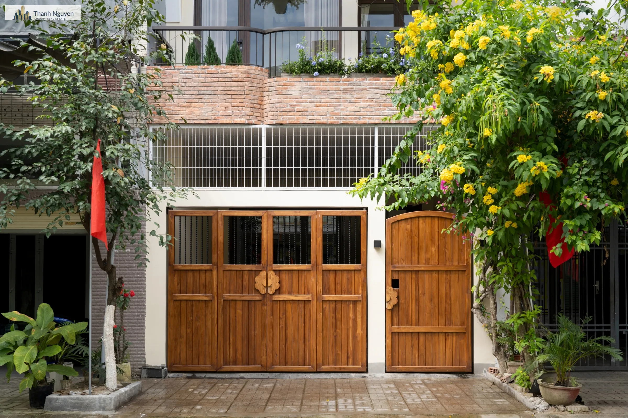 Nhà Phố 100m2 Đà Nẵng: Mái Ngói Cong, Gạch Thô Gìn Giữ Hồn Việt 3 body 1783299730 1