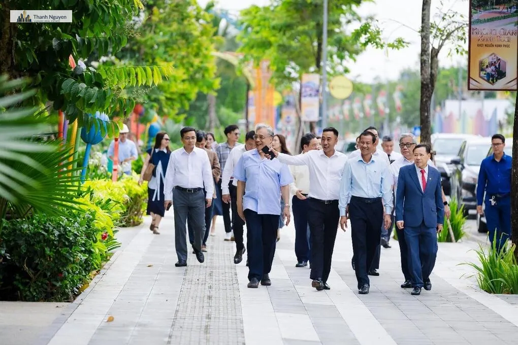 Lãnh đạo địa phương và các chuyên gia tham quan dự án đô thị đồng bộ tại Vĩnh Long. Ảnh: T&T Group