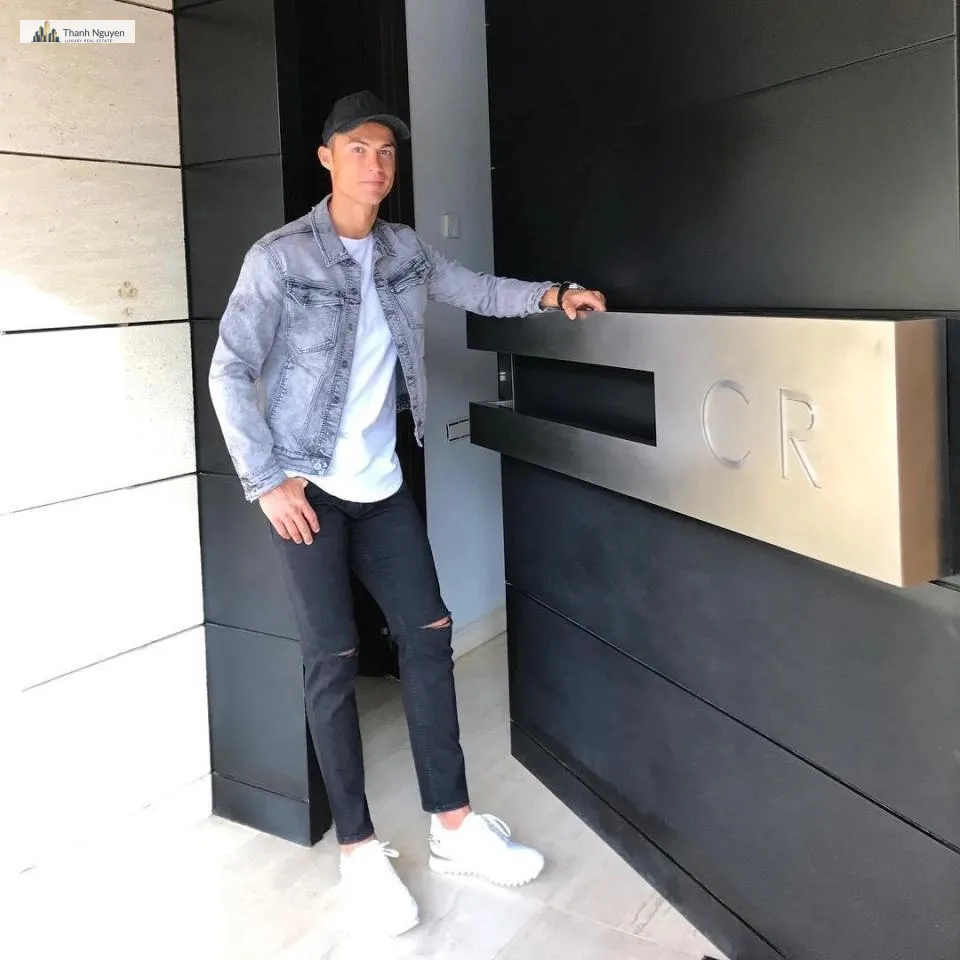 Biệt Thự Triệu Đô Của Cristiano Ronaldo: Từ Châu Âu Đến Trung Đông 3 Chữ CR trên phần kim loại của cửa chính tại căn nhà ở La Finca của Ronaldo. Ảnh: Instagram Cristiano Ronaldo