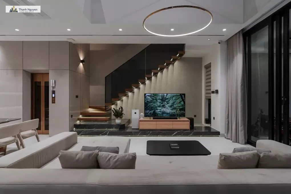 Sofa lớn, bàn trà thấp và tivi đặt trên trục nhìn chính giúp phòng khách phù hợp các buổi xem bóng đá. Ảnh: SBS