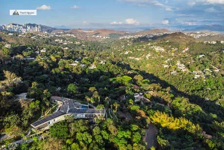 Biệt thự 1.800 m2 thiết kế 'lơ lửng' giữa đồi núi