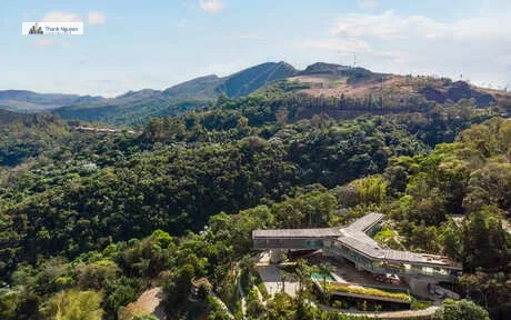 Biệt thự 1.800 m2 thiết kế 'lơ lửng' giữa đồi núi