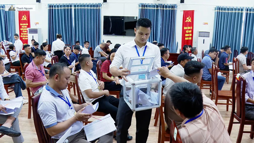 Đất đấu giá ven Hà Nội: Ứng Hòa trúng bình quân 3,5 tỷ/lô 2 Nhà đầu tư bỏ phiếu trả giá tại phiên đấu giá hôm 11/7. Ảnh: UBND xã Ứng Hòa