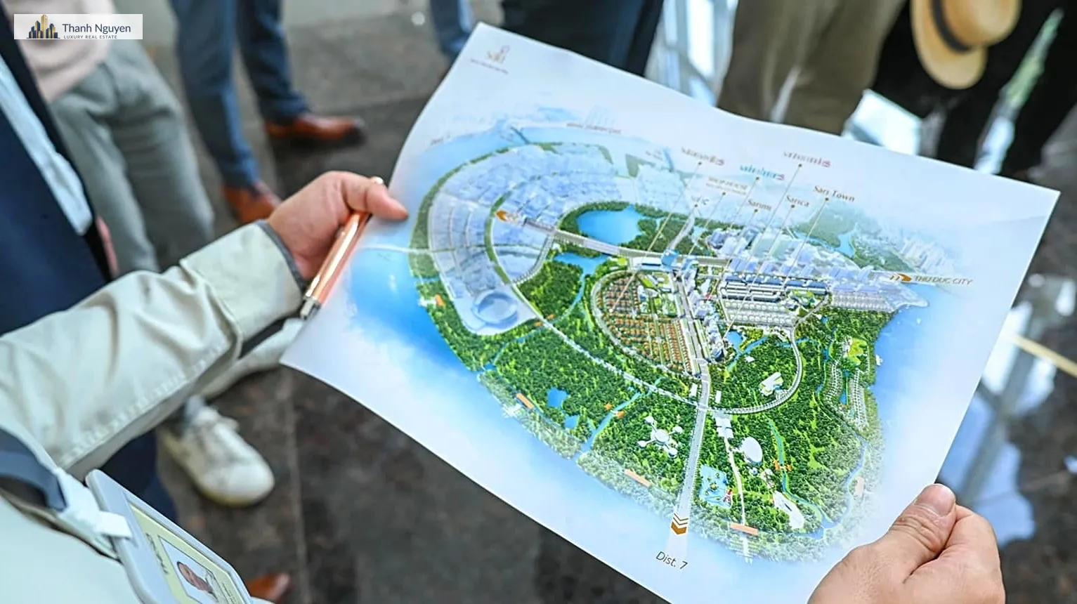 Đại Quang Minh (Trần Bá Dương) Lãi Đột Biến Hơn 4.000 Tỷ Đồng 2 Nhà đầu tư xem sơ đồ phối cảnh khu đô thị Sala của Đại Quang Minh. Ảnh: Thaco