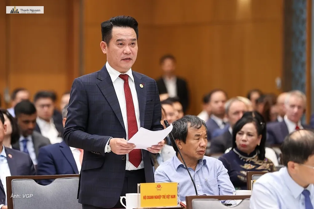 VCCI: Doanh nghiệp vật lộn rủi ro pháp lý, thể chế bất định 3 Ông Đặng Hồng Anh, Chủ tịch Hội Doanh nhân trẻ Việt Nam phát biểu tại hội nghị, ngày 18/7. Ảnh: VGP