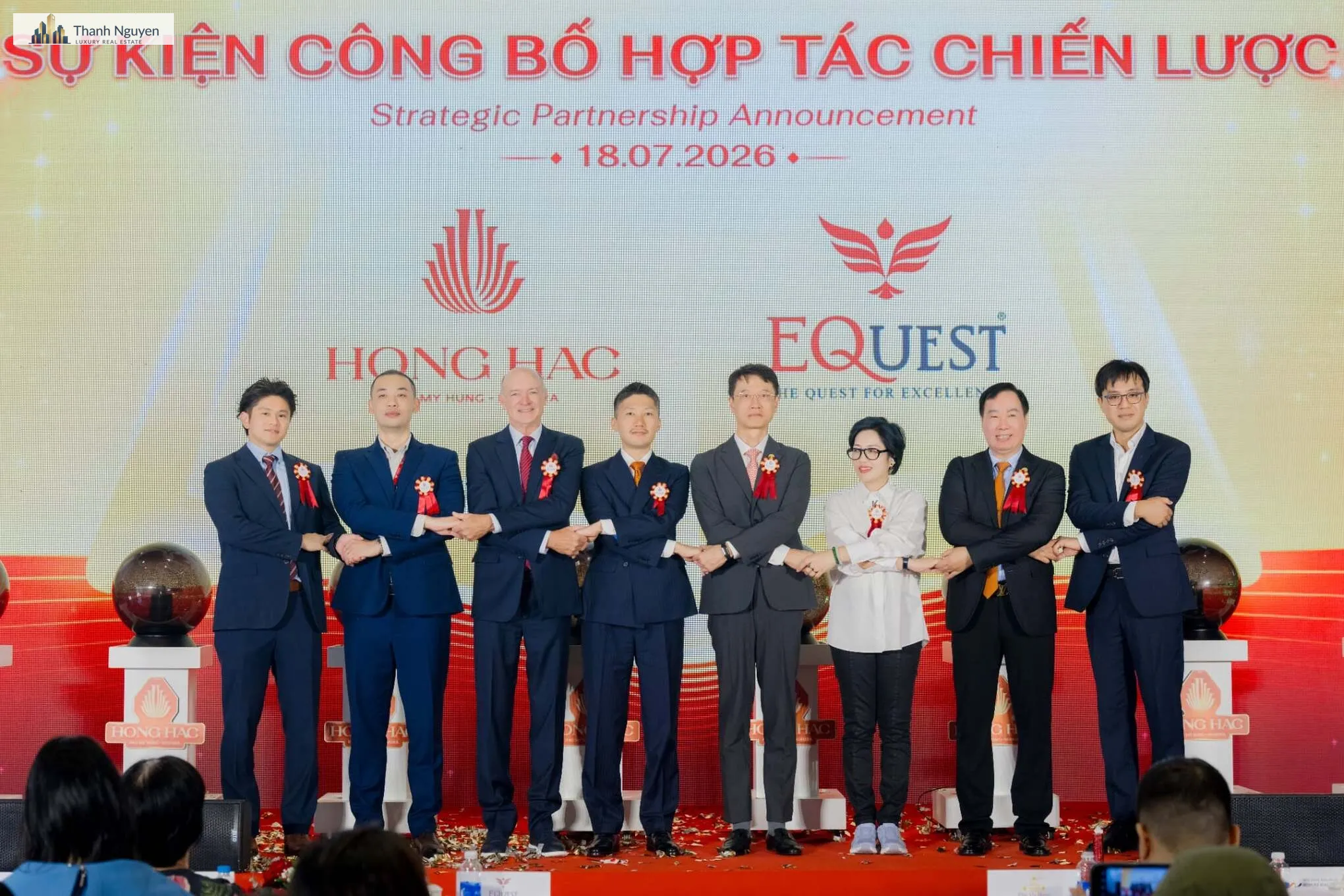 Phú Mỹ Hưng & EQuest Triển Khai Tổ Hợp Giáo Dục 40 Triệu USD tại Hồng Hạc City 2 Đại diện Phú Mỹ Hưng, EQuest và các đơn vị liên quan tại lễ ký kết chiến lược và khai trương căn hộ mẫu ngày 18/7. Ảnh: Phú Mỹ Hưng