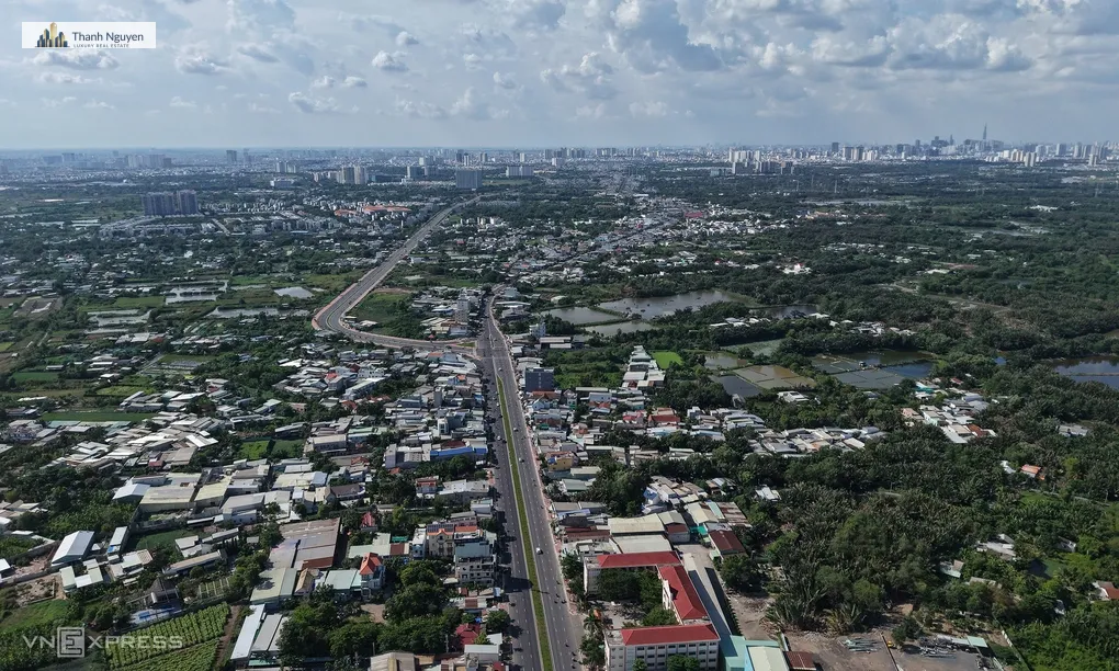Đề xuất thuế cao đất bỏ hoang, mua bán ngắn hạn 2 Bất động sản khu Tây TP HCM, đoạn qua huyện Bình Chánh cũ, tháng 5/2026. Ảnh: Quỳnh Trần