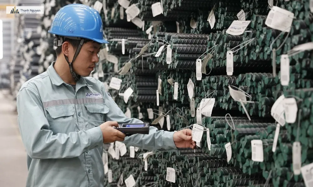 Hòa Phát Góp Gần 8.000 Tỷ Đồng Vào Khu Đô Thị Đa Mục Tiêu Sông Hồng 2 Bên trong một nhà máy thép của Hòa Phát. Ảnh: HPG