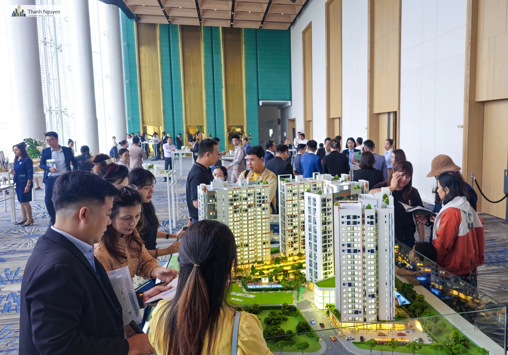 Lãi Suất Vay Mua Nhà: Khoảng Cách Lớn Giữa Kỳ Vọng Và Thực Tế 2 Người mua nhà tham quan một dự án căn hộ tại TP HCM. Ảnh: Phương Uyên