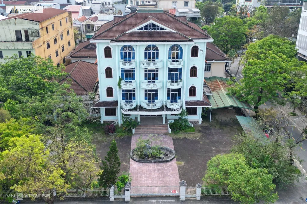 Hiện trạng trụ sở cũ của các cơ quan TP Huế bỏ hoang ở những khu đất vàng. Ảnh: Võ Thạnh
