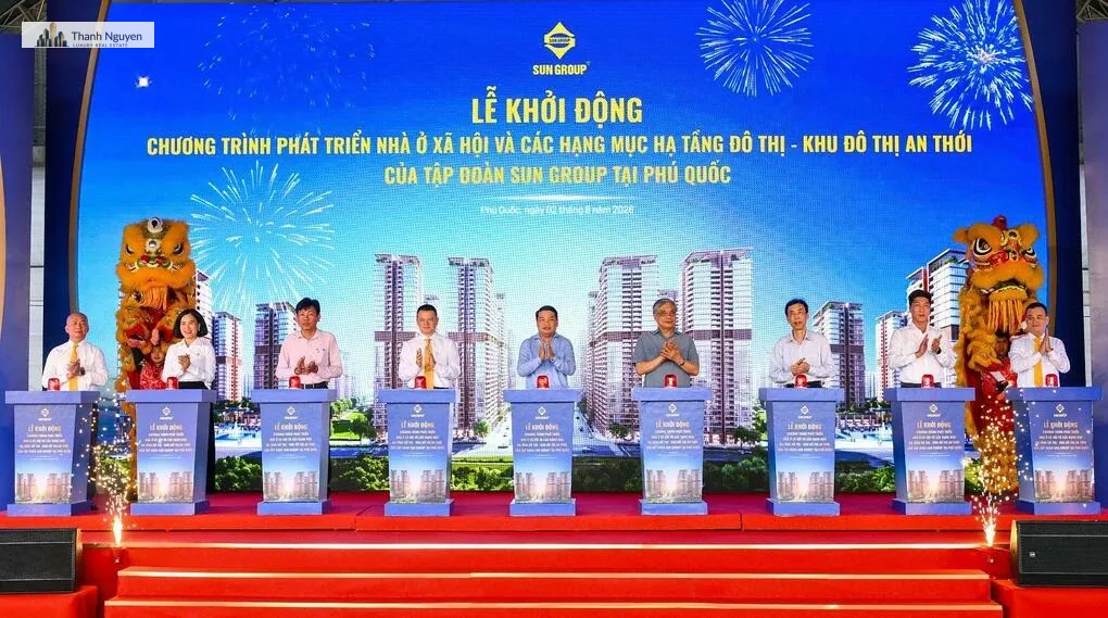 Các đại biểu thực hiện nghi thức khởi động dự án. Ảnh: Ánh Dương