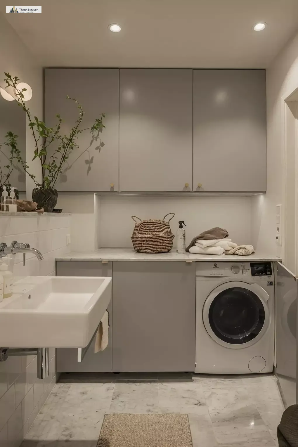 Nhiều gia đình lựa chọn đặt máy giặt sấy trong nhà vệ sinh để tiết kiệm diện tích. Ảnh: Entrance Makleri
