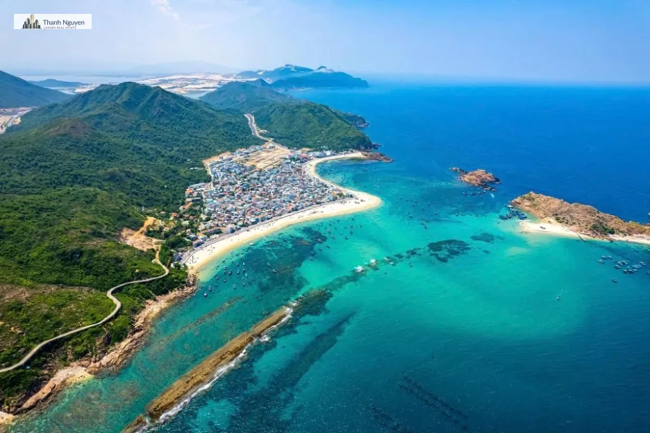 Quy Nhơn: BĐS Nghỉ Dưỡng Bứt Phá Nhờ Vị Thế Cửa Ngõ Biển & Hạ Tầng 2 Quy Nhơn đóng vai trò cửa ngõ biển của Gia Lai. Ảnh: ...