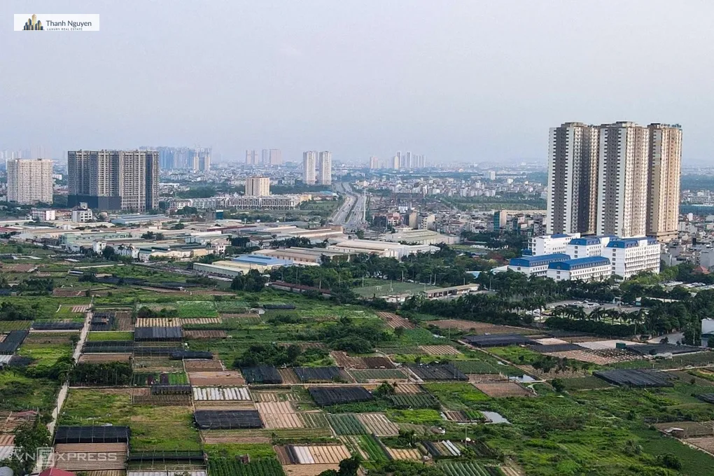 Chung cư view nghĩa trang: Rẻ 500 triệu, nên mua? 2 Bất động sản phía tây Hà Nội. Ảnh: Thế Bằng