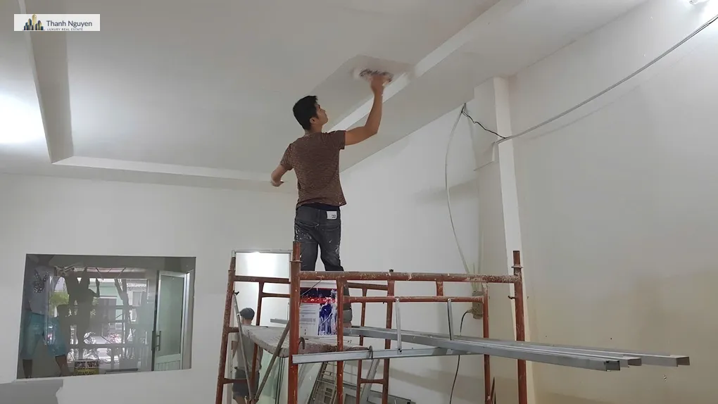 HoREA Kiến Nghị: Không Cắt Điện Nước Nhà Vi Phạm Nếu Chủ Vẫn Ở 2 Người dân sửa chữa, cải tạo nhà ở. Ảnh minh họa: Quang Huy