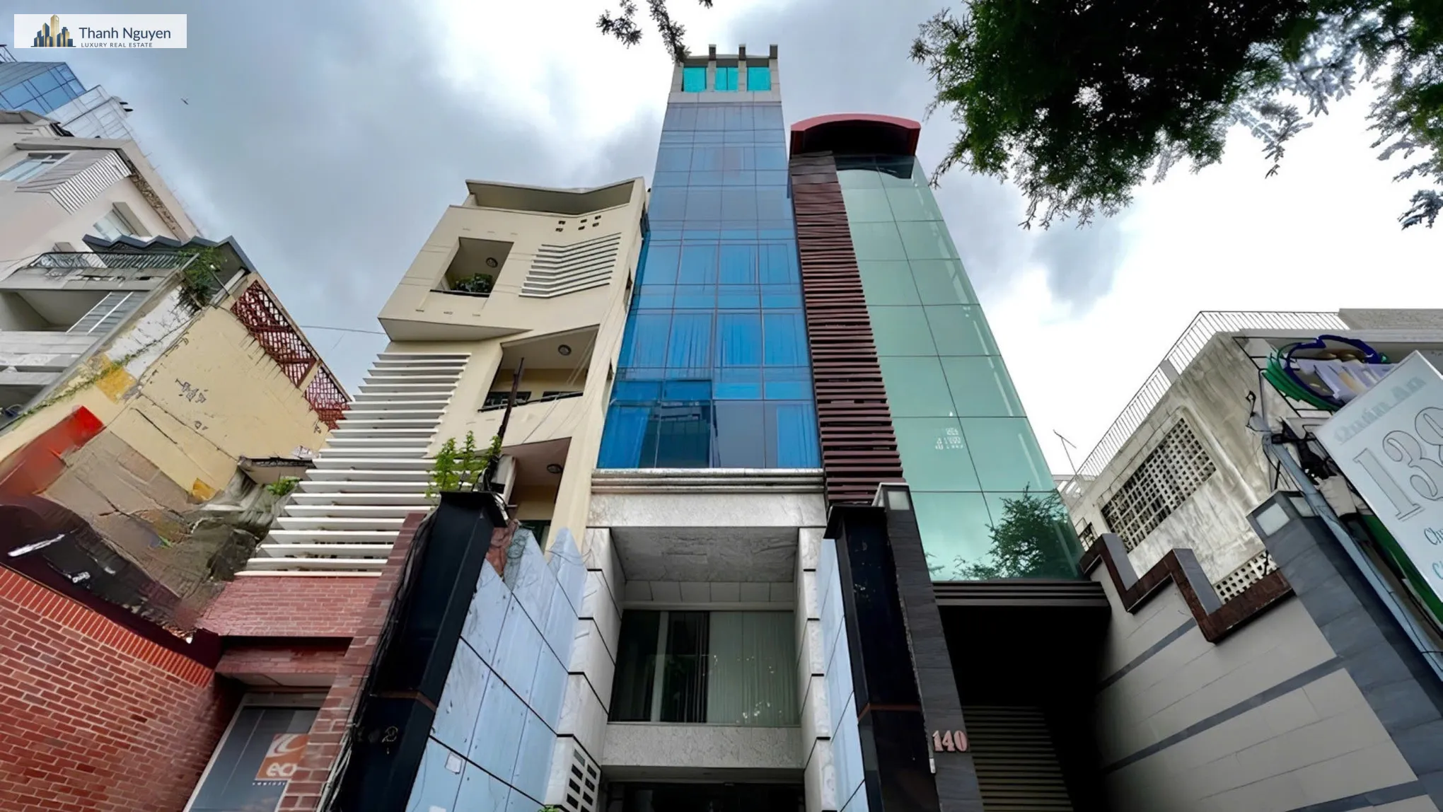 Nhà đất tại số 142 Võ Văn Tần (tòa nhà kính màu xanh dương), phường Xuân Hoà của bà Trương Mỹ Lan vừa đấu giá bất thành. Ảnh: Minh Long
